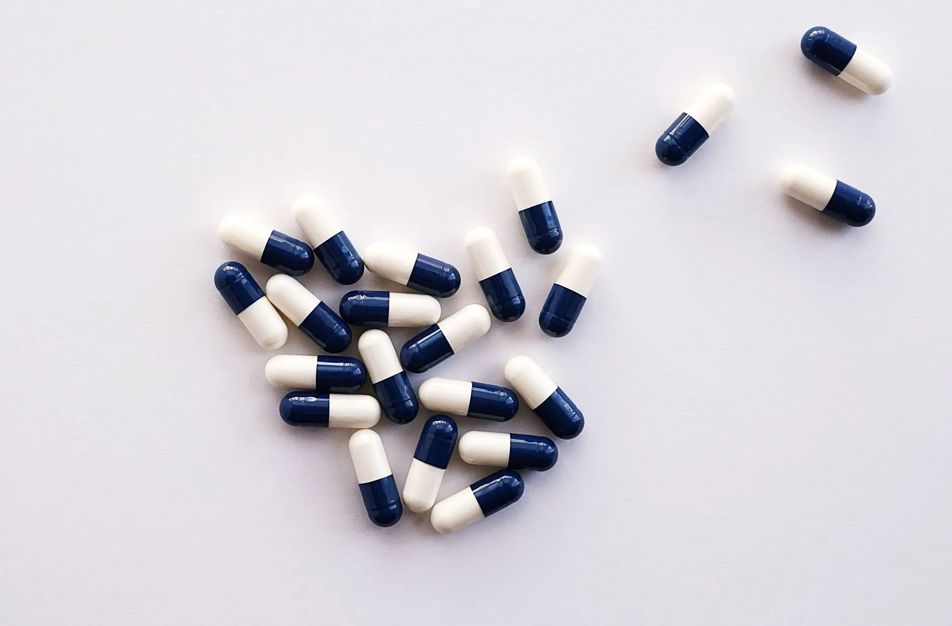 薪酬体系设计方法对比：宽带薪酬与传统职级制的适用场景分析